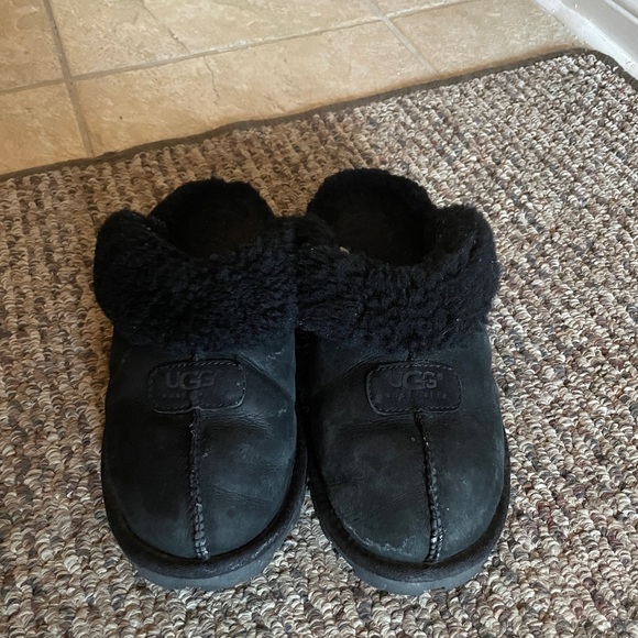 UGG Kids Black Fleece Slippers - Picture 4 of 6